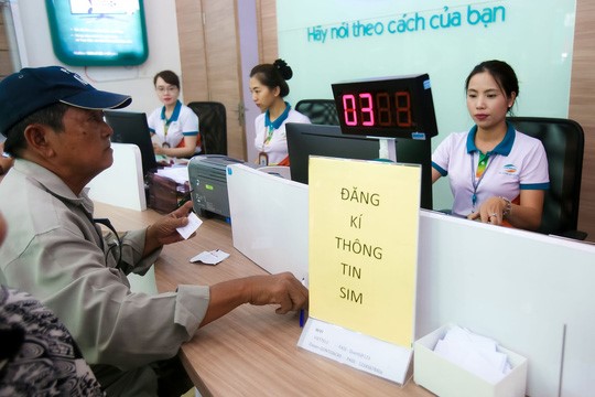 Người dùng đến bổ sung thông tin cá nhân tại Trung tâm Chăm sóc khách hàng của Viettel. Ảnh: Hoàng Triều.