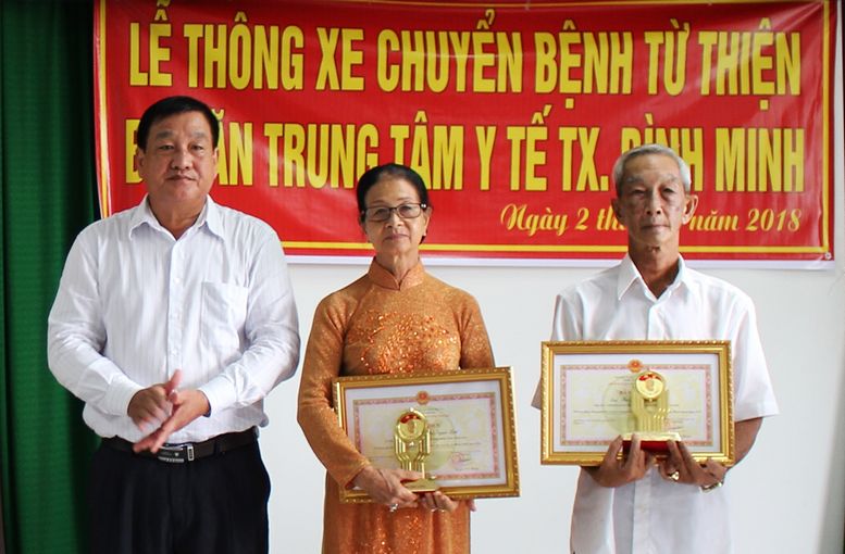 Ông Lê Văn Xứ- Ủy viên Thường vụ Thị ủy, Trưởng Ban Dân vận Thị ủy trao bằng khen của UBND tỉnh cho các cá nhân tích cực đóng góp và vận động hỗ trợ xe chuyển bệnh từ thiện.