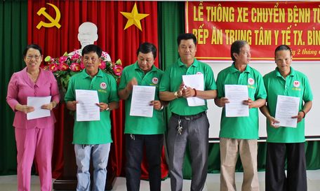 Bà Nguyễn Thị Kim Chuyền- Chủ tịch Hội Người khuyết tật- Bảo trợ Trẻ mồ côi và Bệnh nhân nghèo TX Bình Minh trao quyết định công nhận ban tài xế xe chuyển bệnh từ thiện.