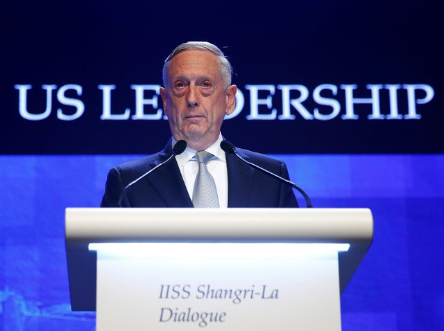 Bộ trưởng Quốc phòng Mỹ James Mattis phát biểu tại Đối thoại Shangri-La 2018 - Ảnh: REUTERS