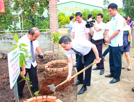 Các đơn vị trồng cây ghi nhớ tại lễ ký kết.