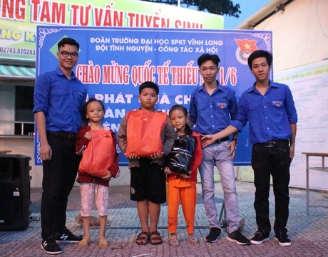 Những món quà tuy không lớn nhưng góp chút niềm vui cho thiếu nhi.