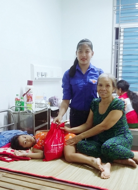 Trao quà tận tay các em nhỏ.