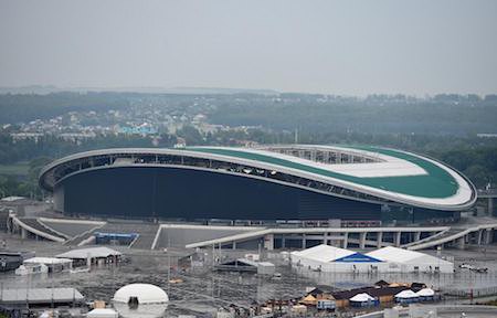 Ngoài sức chứa 45.379 người, Kazan Arena còn khiến nhiều người chú ý với dáng hình nhìn từ trên cao xuống trông hệt như một đoá hoa súng ở bên bờ sông Kazanka.