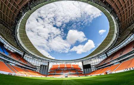 “Chỉ” có sức chứa 35.000 người nhưng sân Ekaterinburg Arena vẫn chứa đựng nhiều dấu ấn lịch sử với tuổi thọ xây dựng từ năm 1957 và được tu sửa lại vào năm 2014-2017.