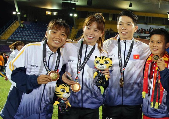 Thủ môn Kiều Trinh (thứ hai bên trái) cùng tuyển nữ Việt Nam lên ngôi ở SEA Games 2017 tại Malaysia