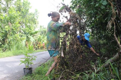 Người dân địa phương chung tay góp sức cùng các đoàn viên.