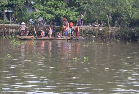 Các em học sinh đang di chuyển xuống đò ngang để qua sông Pô kê kịp giờ vào lớp.