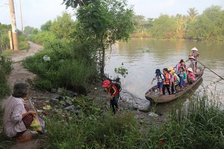 Hơn 1/3 học sinh trường Tiểu học Lộc Hòa B và trường Mẫu giáo Lộc Hòa đi học bằng đò.