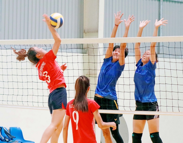 Pha tấn công của đội Trẻ Truyền hình Vĩnh Long (áo đỏ) trước đội Truyền hình Hậu Giang.