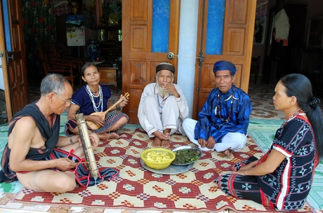 Vợ chồng bà Alăng Thị Nhá (bên trái) đang “hòa tấu” đàn bró và h’jưl.