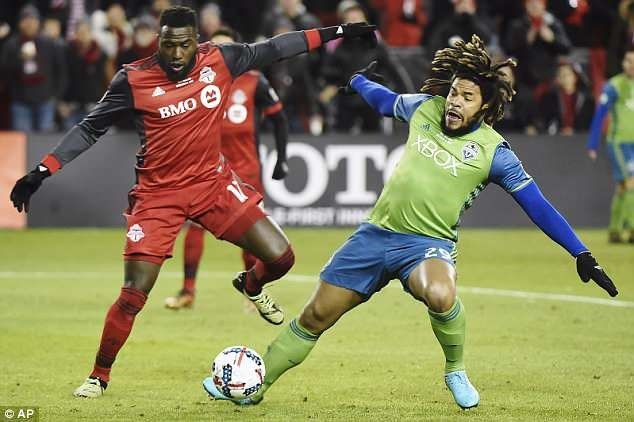 Roman Torres (phải) nặng tới 99 kg. Ảnh: AP.