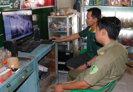 Công an xã Trung Hiệp theo dõi camera an ninh trên địa bàn.