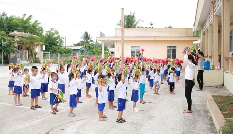 Trung tâm Văn hóa Thể thao xã cần được mở rộng sân để tổ chức các hoạt động.