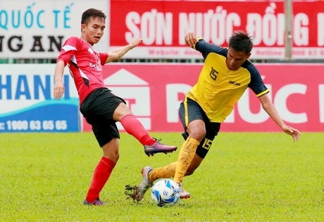 Pha tranh bóng giữa Tấn Tài (29, Long An- áo đỏ) với Lý Hùng (15, Vĩnh Long).