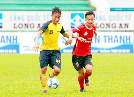 Pha tranh bóng giữa Văn Tiến (28, Long An- áo đỏ) với Công Thịnh (19, Vĩnh Long).