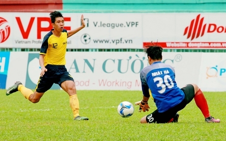  Thủ môn Nhật Hà (30, Long An) lao ra bắt bóng trước Thành Khang (12, Vĩnh Long).