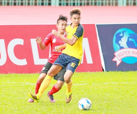 Pha tranh bóng giữa Bình An (2, Long An- áo đỏ) với Văn Huyền (16, Vĩnh Long).