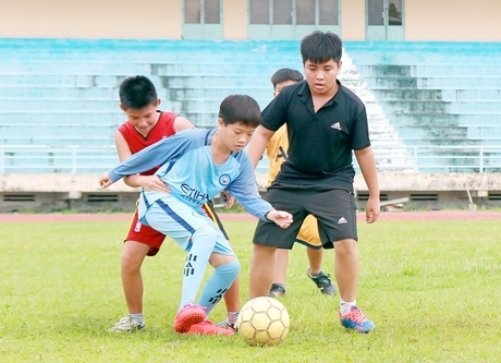 Bóng đá hiện thu hút trên trên 50 VĐV đang say mê tập luyện trên SVĐ Vĩnh Long, trong chương trình “Trại hè” thể thao Vĩnh Long 2018.