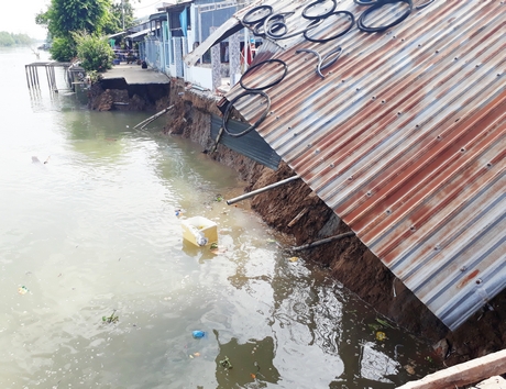 Sạt lở ở kinh Hai Quý (Khóm 1- phường Thành Phước) vào sáng 8/5/2018.