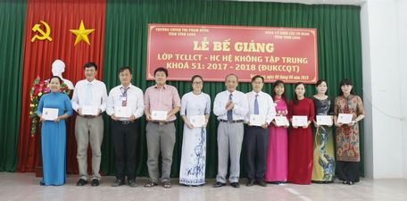 Trao bằng tốt nghiệp cho các học viên