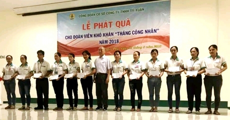 Ông Trần Triều Kang- Tổng Giám đốc tặng quà, tri ân người lao động trong lễ khai mạc Tháng Công nhân