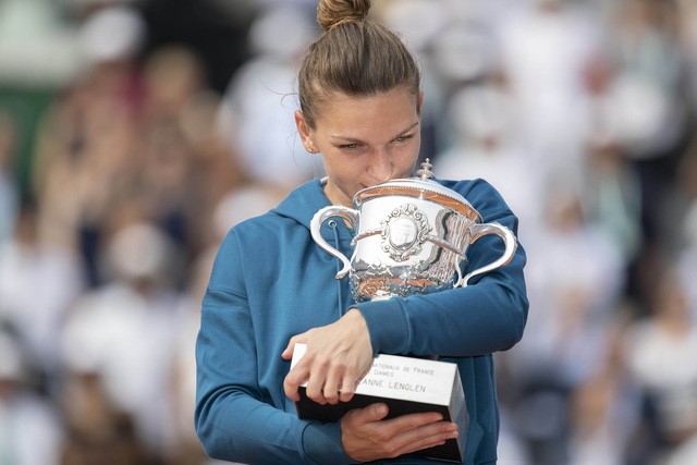 Halep hôn cúp vô địch Roland Garros - Ảnh: REUTERS