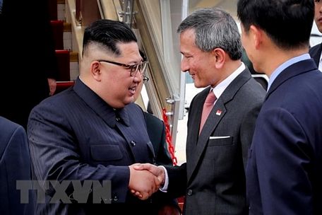 Ngoại trưởng Singapore Vivian Balakrishnan (thứ 2, phải) đón nhà lãnh đạo Triều Tiên Kim Jong-un (trái) tại sân bay Changi, Singapore ngày 10/6. (Nguồn: Yonhap/TTXVN)