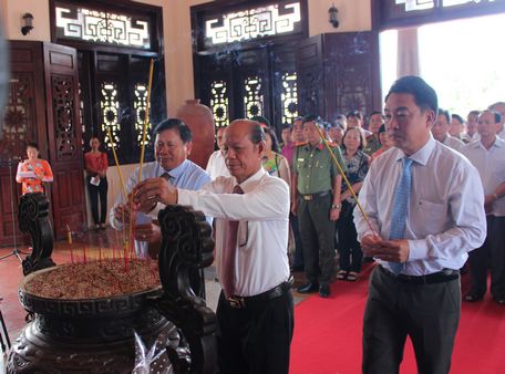  Lãnh đạo Tỉnh ủy, HĐND, UBND, UBMTTQ Việt Nam tỉnh Vĩnh Long và các đại biểu dâng hương tưởng niệm cố Chủ tịch HĐBT Phạm Hùng.