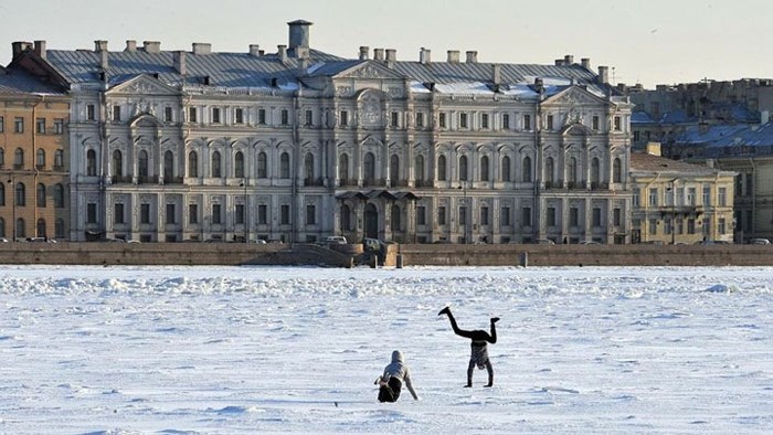 Saint Petersburg: Là cố đô phương Bắc của Nga, Saint Petersburg đã được World Travel Awards trao giải thưởng “điểm du lịch hàng đầu ở Châu Âu”. Với những cung điện lộng lẫy, nhà thờ độc đáo và lịch sử phong phú... St. Petersburg trở thành một điểm đến vô cùng lý tưởng cho du khách. Những điểm đến không thể bỏ lỡ khi ghé thăm thành phố này chính là Cung điện Mùa Đông, nhà thờ Savior on Spilled Blood, cầu mở Palace Bridge... (Ảnh BBC)