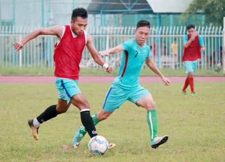 Tiến Phát (áo đỏ) trong buổi tập chiều ngày 13/6, trên tay vẫn còn băng bó.