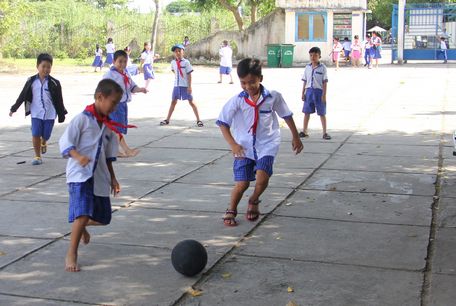 Lứa tuổi học sinh tiểu học cần có sự cân bằng giữa học và chơi.