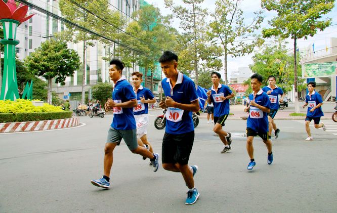  Các VĐV tranh tài nội dung nữ thanh niên 2.000m.