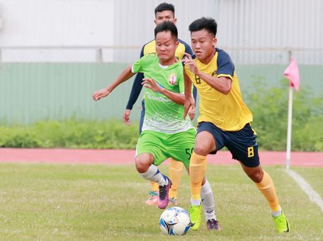 Pha tranh bóng giữa Bá Tuấn (59, Bến Tre) với Đình Trường (8, Vĩnh Long).