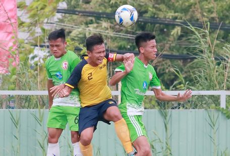  Pha tranh bóng giữa Bá Thiên (6), Hoàng Long (9, Bến Tre) với Minh Hoàng (2, Vĩnh Long).