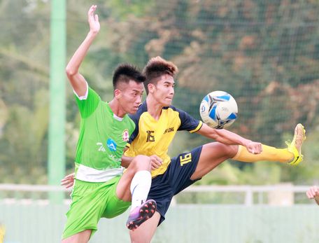 Pha tranh bóng giữa Hoàng Quân (79, Bến Tre) với Văn Huyền (16, Vĩnh Long).