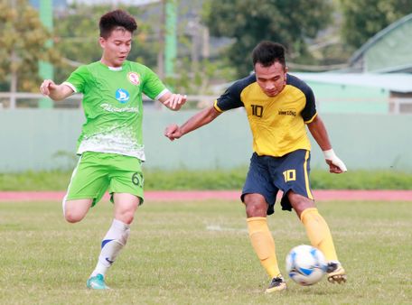 Pha tranh bóng giữa Hoàng Sơn (63, Bến Tre) với Tiến Phát (10, Vĩnh Long).