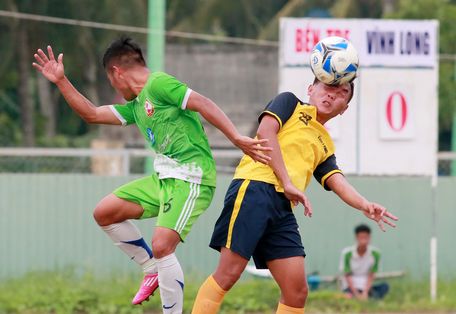 Pha tranh bóng giữa Đình Sâm (45, Bến Tre) với Công Thịnh (19, Vĩnh Long).
