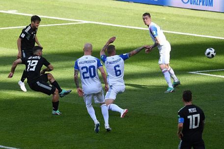   Hàng thủ số đông của Iceland đeo bám cầu thủ Argentina rất sát