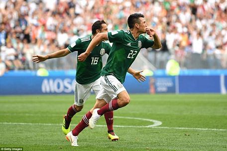 Lozano sắm vai người hùng của Mexico.