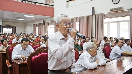 Cử tri gửi gắm kiến nghị đến đoàn đại biểu Quốc hội.