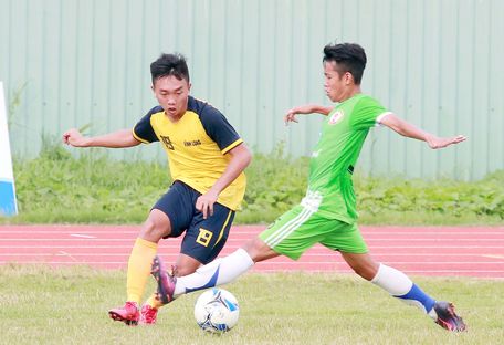 Pha tranh bóng giữa Bá Lâm (35, Bến Tre) với Công Thịnh (19, Vĩnh Long).