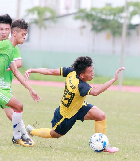 Pha phạm lỗi của Bá Thiêm (6, Bến Tre) dẫn đến việc Tiến Phát (10, Vĩnh Long) phải sớm rời sân do chấn thương.
