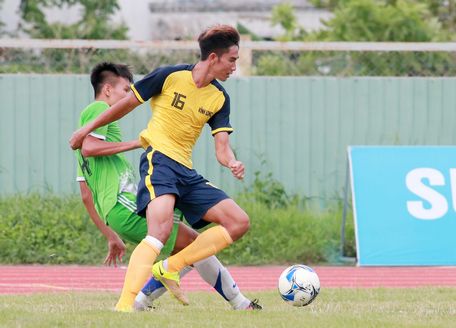 Pha tranh bóng giữa Mạnh Duy (44, Bến Tre) với Văn Huyền (16, Vĩnh Long).