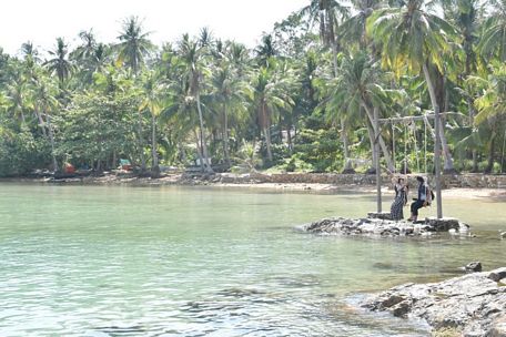 Thơ mộng bãi biển Hòn Dầu.