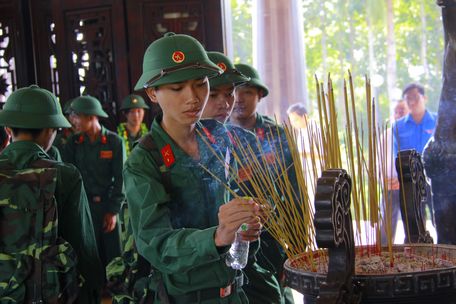 Hoạt động tham quan, học tập truyền thống là thực tế sinh động trong công tác giáo dục chính trị cho cán bộ, chiến sĩ.