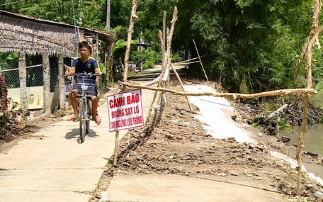 Một điểm sạt lở được người dân đặt bảng cảnh báo nguy hiểm.