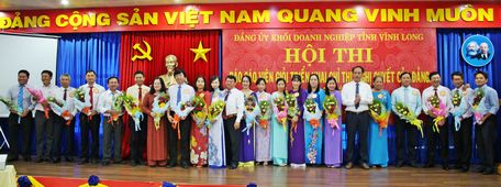 Ban tổ chức tặng hoa cho các thí sinh tại lễ khai mạc.
