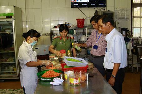 Thời gian tới, các cơ quan chức năng sẽ tăng cường công tác hậu kiểm (Trong ảnh, đoàn kiểm tra liên ngành về an toàn thực phẩm tỉnh kiểm tra bếp ăn tập thể tại một cơ sở trong địa bàn tỉnh).