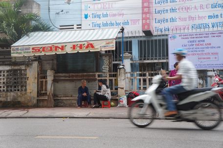 Nhà báo phải lao động nhiệt tình, dấn thân để tìm ra cái mới. Trong ảnh: Phóng viên Báo Vĩnh Long tác nghiệp tại hiện trường.